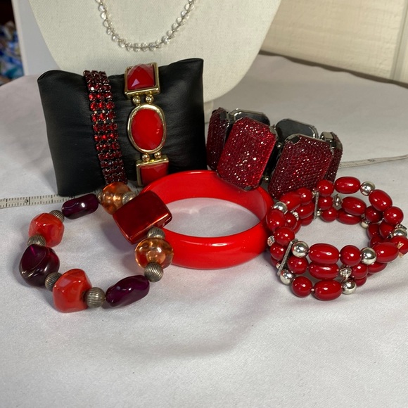Group of six red bracelets - Picture 1 of 3